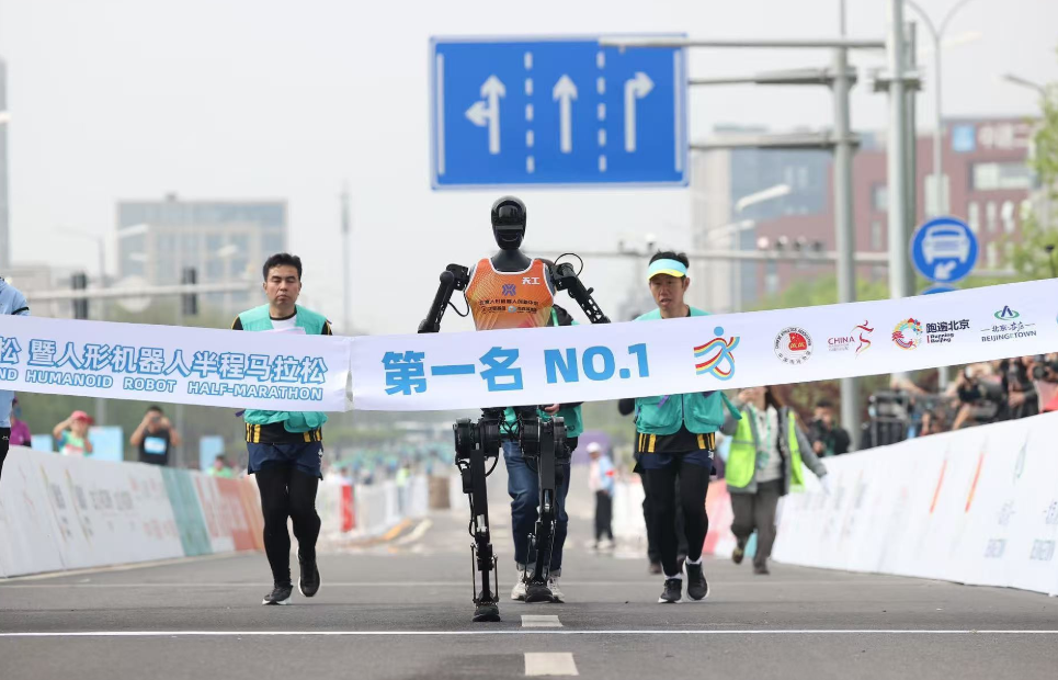 Dünyanın ilk insansı (Robot) yarı maratonu Pekin’de düzenlendi / First humanoid half-marathon held in Beijing